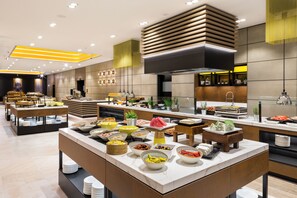 Se sirven desayunos, almuerzos y cenas (con vistas al jardín) 