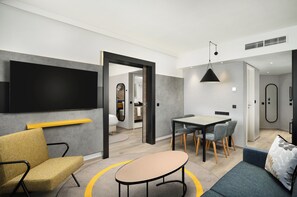 Business-Apartment, Balkon, Flussblick | Wohnbereich | 32-Zoll-LCD-Fernseher mit Kabelempfang, Fernseher
