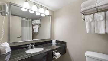 Quarto casal standard, 2 camas de casal, para não fumantes | Banheiro | Chuveiro/banheira combinados, produtos de toalete grátis