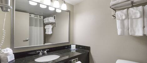 Habitación estándar doble, 2 camas dobles, no fumadores | Baño | Ducha y bañera combinadas y artículos de higiene personal gratuitos