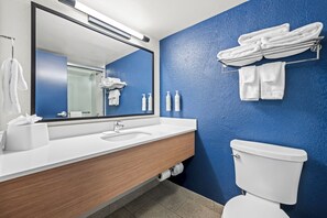 Rum - 1 kingsize-säng - tillgänglighetsanpassat (Hearing) | Badrum | Badkar/dusch, gratis toalettartiklar, hårtork och handdukar