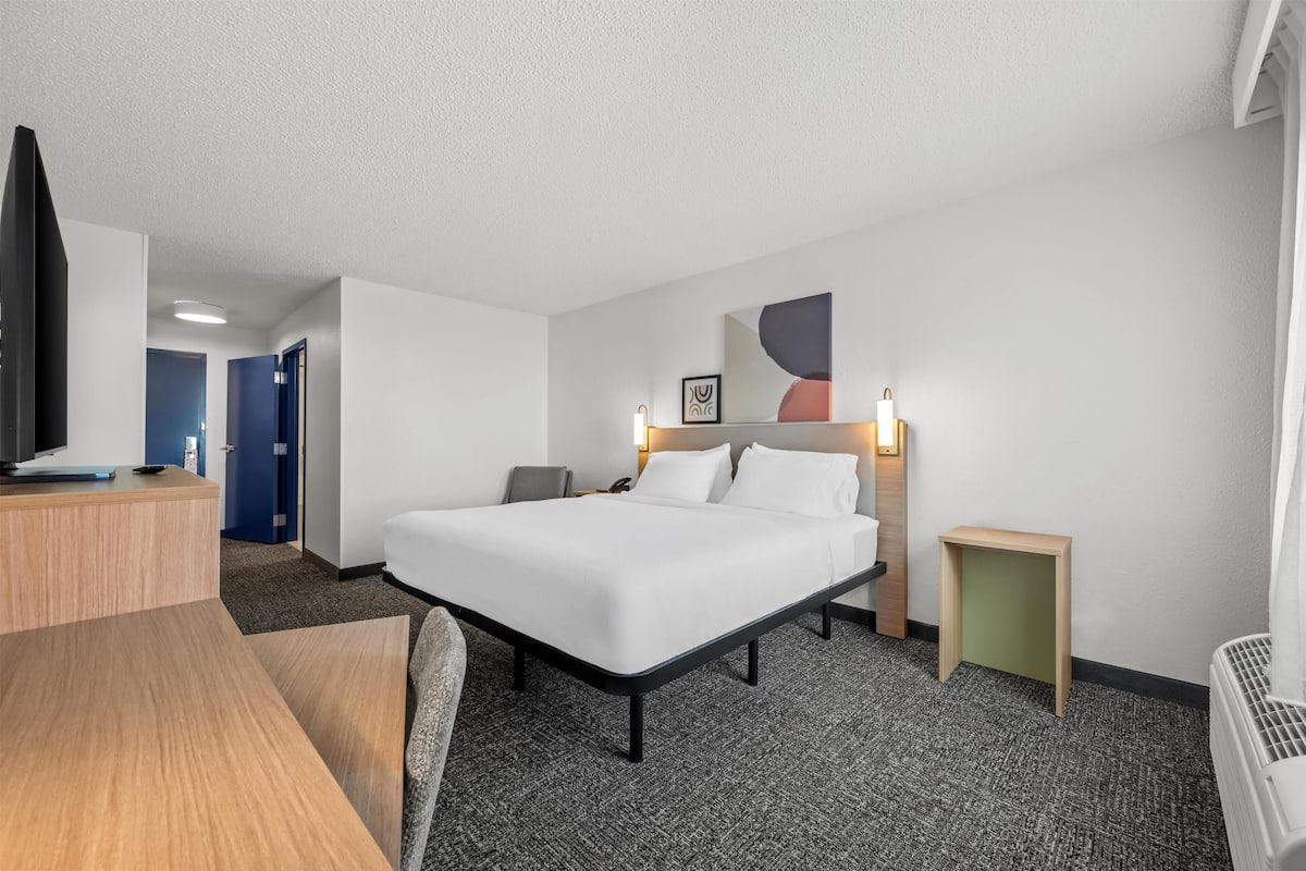 Room, 1 King Bed, Accessible (Hearing) | Desk, laptop workspace, iron/ironing board, free rollaway beds