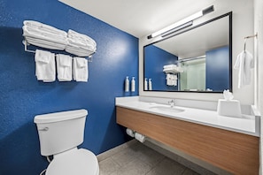 Combined shower/tub, free toiletries, hair dryer, towels