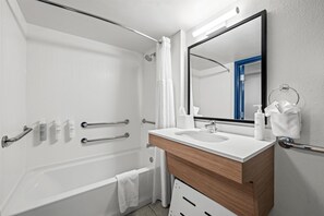 Room, 1 King Bed, Accessible (Hearing) | Bathroom - Spark by Hilton Cleveland Beachwood (Beachwood)