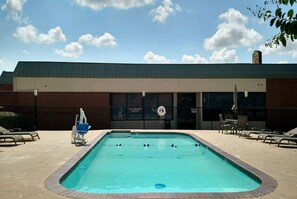 Una piscina al aire libre de temporada