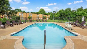 Piscine extérieure en saison