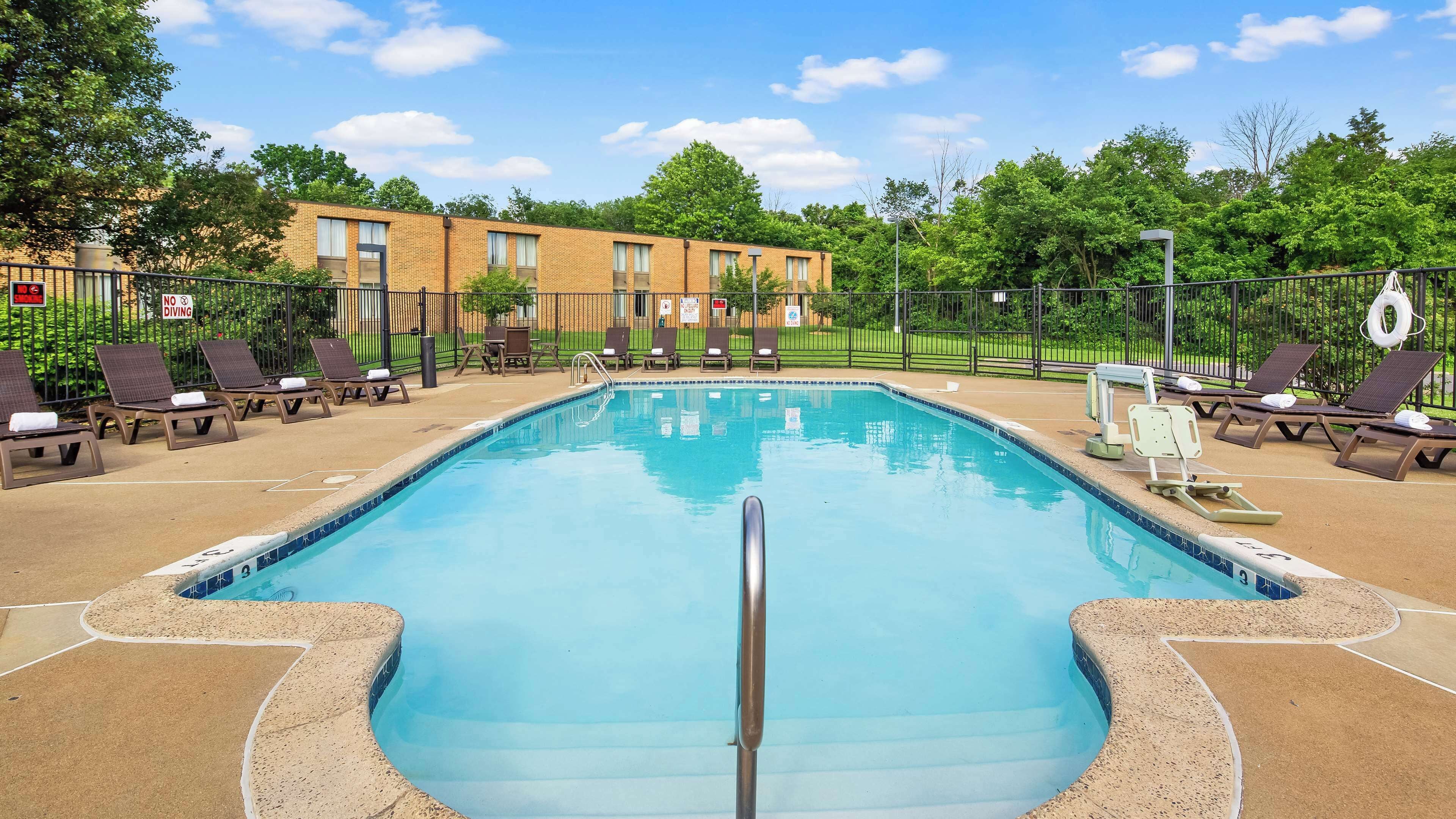 En säsongsöppen utomhuspool