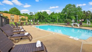 A pool area with lounge chairs and a sign indicating no diving. - Best Western Leesburg Hotel & Conference Center (Leesburg)