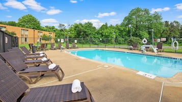 Een seizoensgebonden buitenzwembad