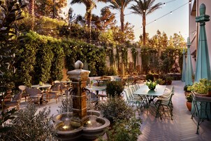 Se sirven desayunos, almuerzos y cocina francesa (con vistas al jardín)