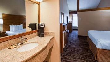 Bộ đồ giường cao cấp, nệm có lớp đệm bông, két bảo mật tại phòng