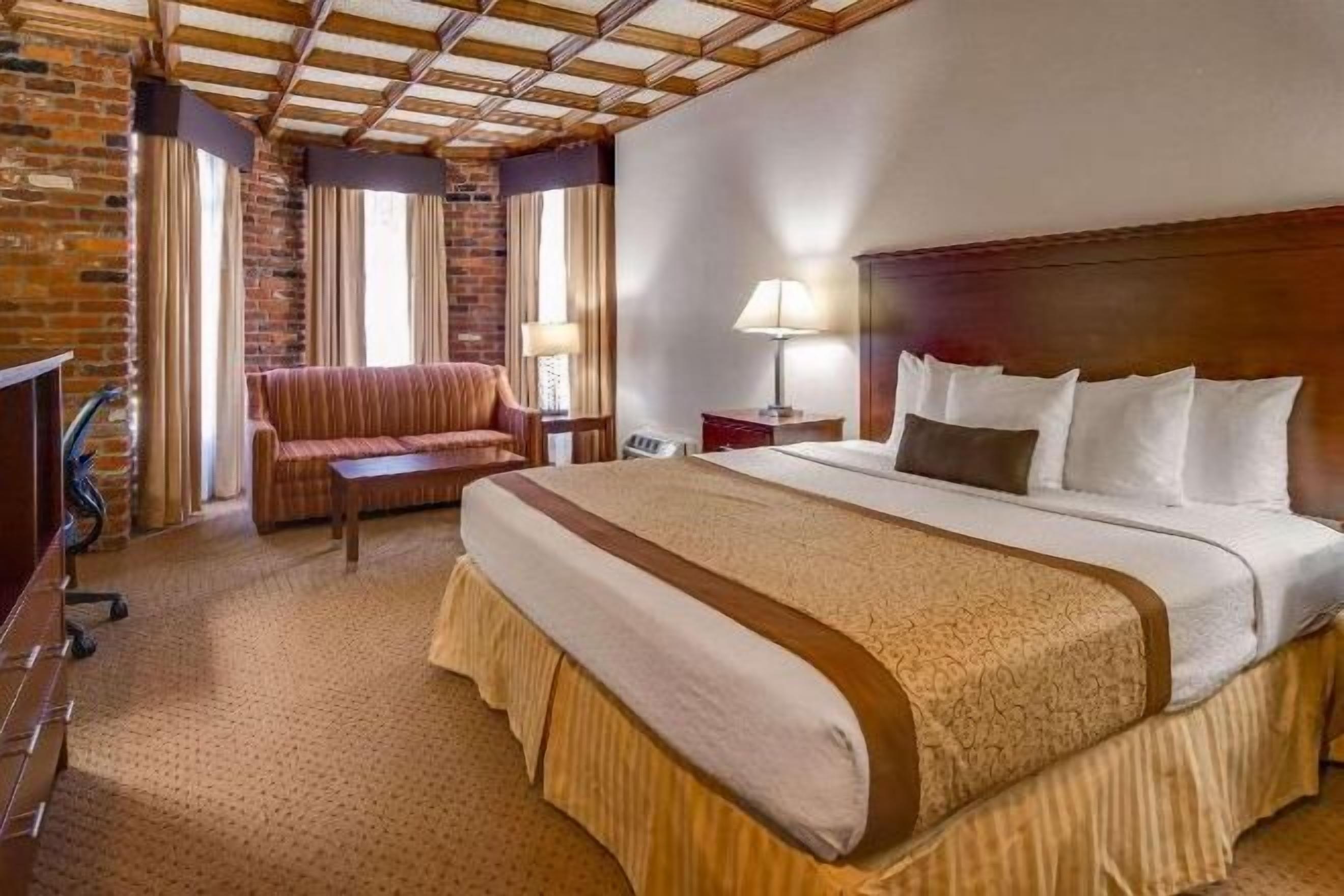 خزنة داخل الغرفة ومكتب ومساحة عمل للكمبيوتر المحمول وستائر تعتيم