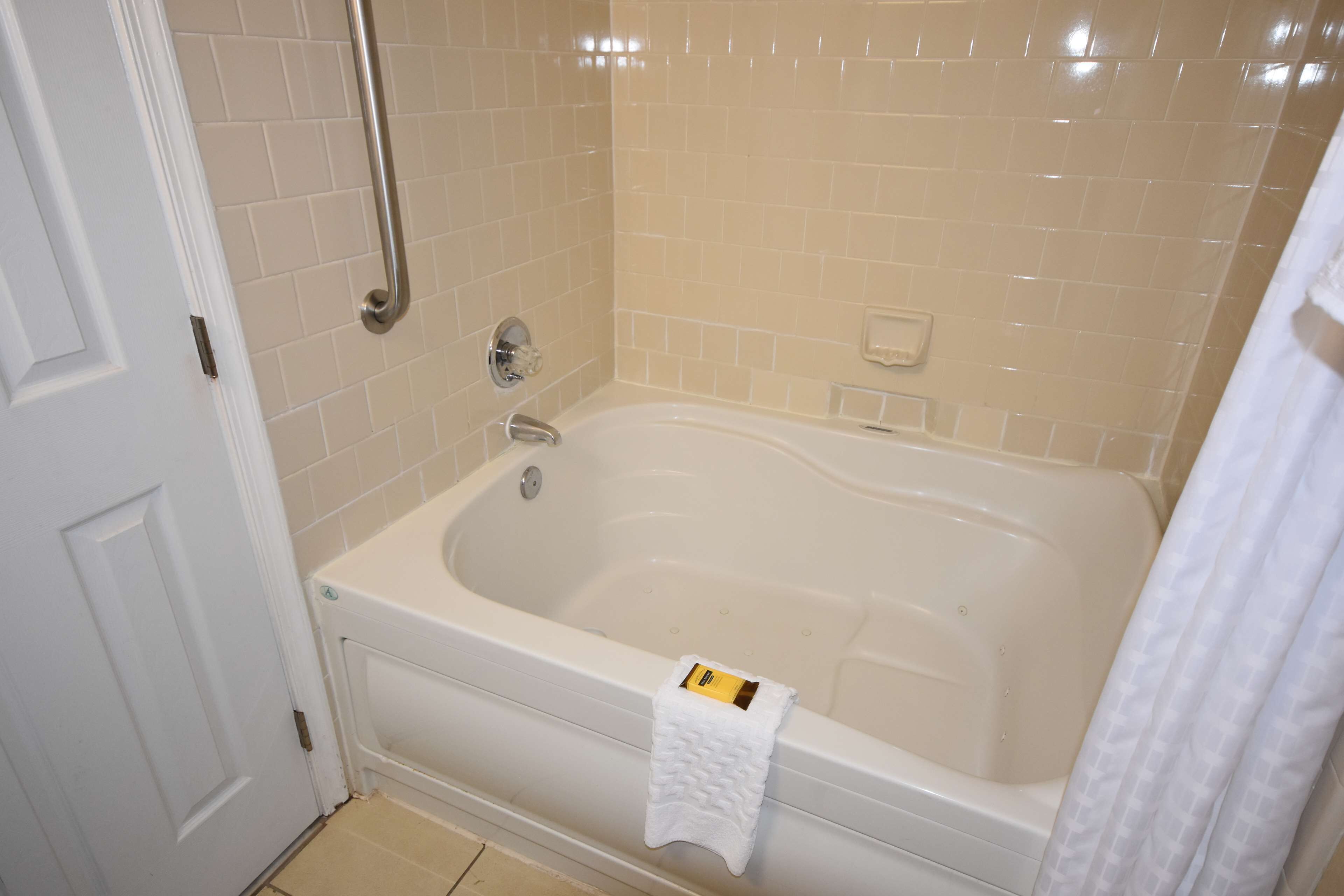 combined shower/bathtub, free toiletries, hair dryer, towels