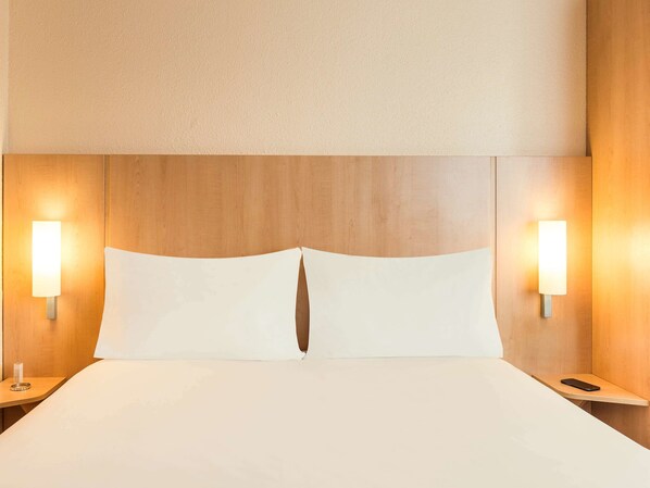 Tallelokero huoneessa, työpöytä, äänieristys, silitysrauta/-lauta