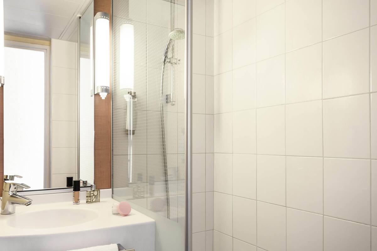 In-room safe, desk, soundproofing, iron/ironing board