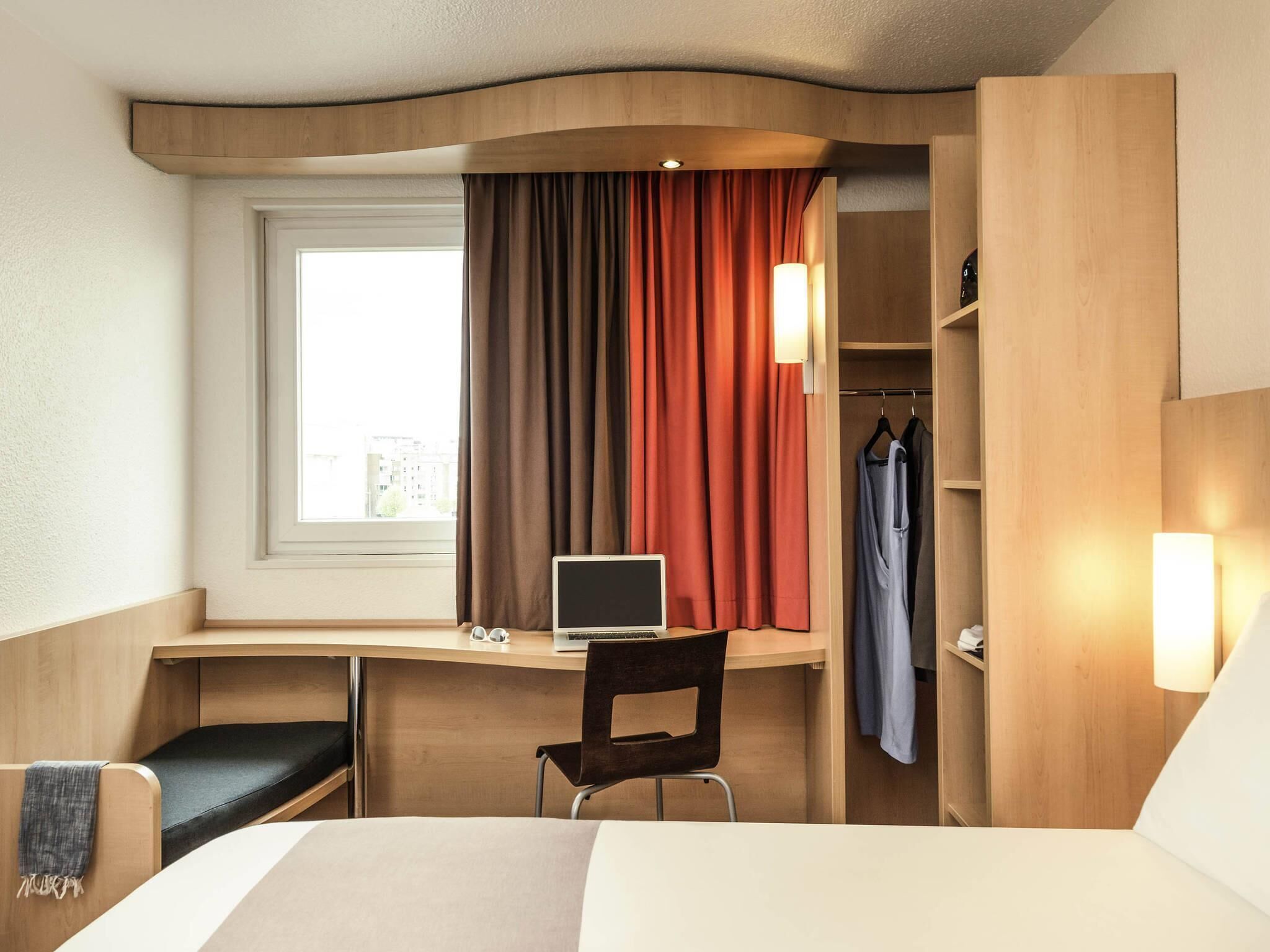 Standard Room, 1 Katil Kelamin (Double) | Peti besi dalam bilik, meja, kalis bunyi, seterika/papan seterika 