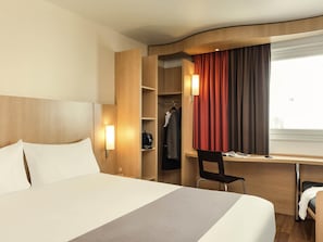 Kamar Standar, 1 Tempat Tidur Double | Brankas, meja kerja, kedap suara, dan setrika/meja setrika