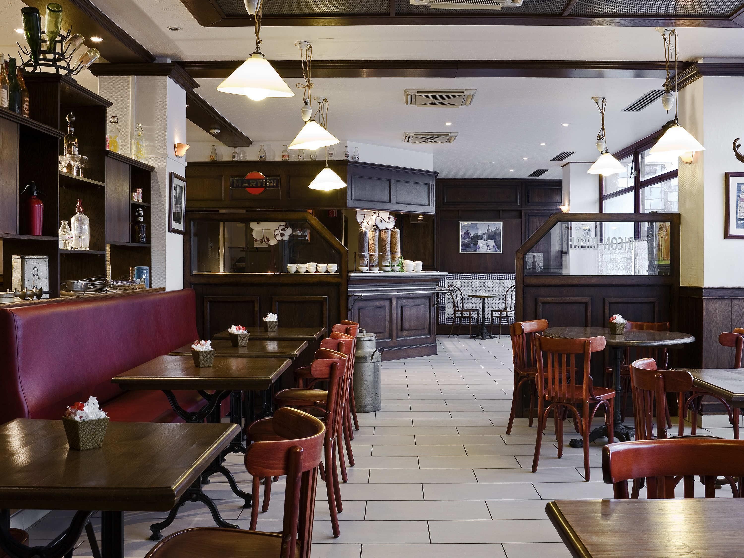 Petit déjeuner buffet (10.90 EUR par personne)