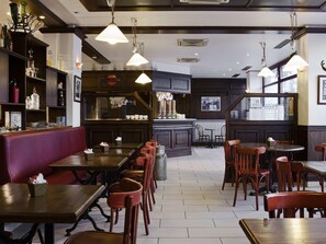 Se ofrece un desayuno bufé (10.90 EUR por persona)