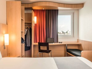 In-room safe, desk, soundproofing, iron/ironing board - ibis Paris Porte de Bagnolet (Bagnolet)