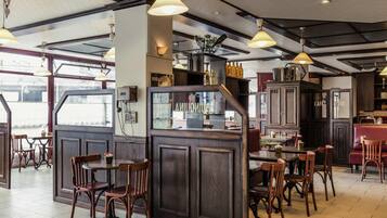 Bữa sáng buffet hàng ngày (10.90 EUR/mỗi người)