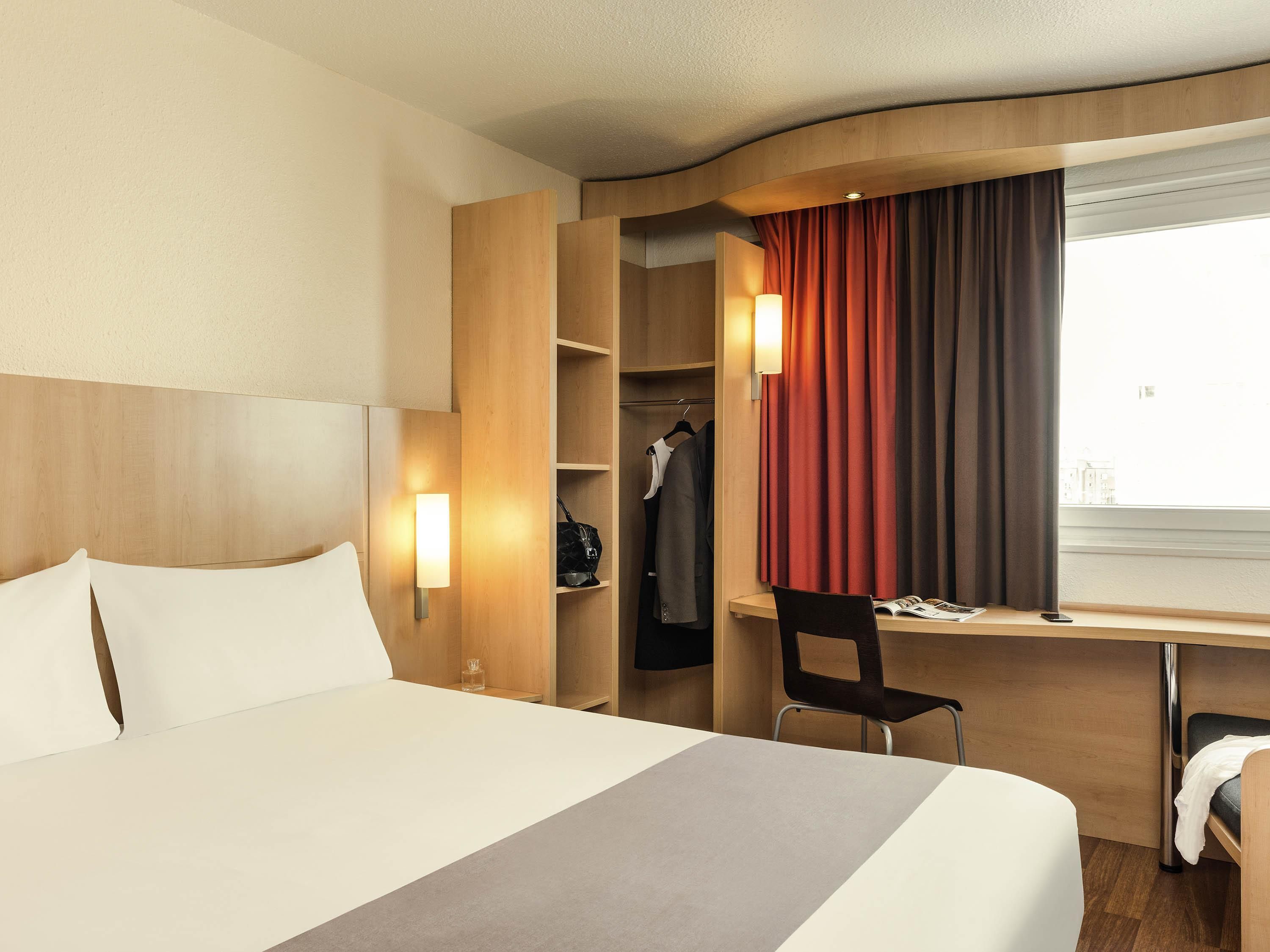 Standard Room, 1 Double Bed | In-room safe, desk, soundproofing, iron/ironing board (on request)