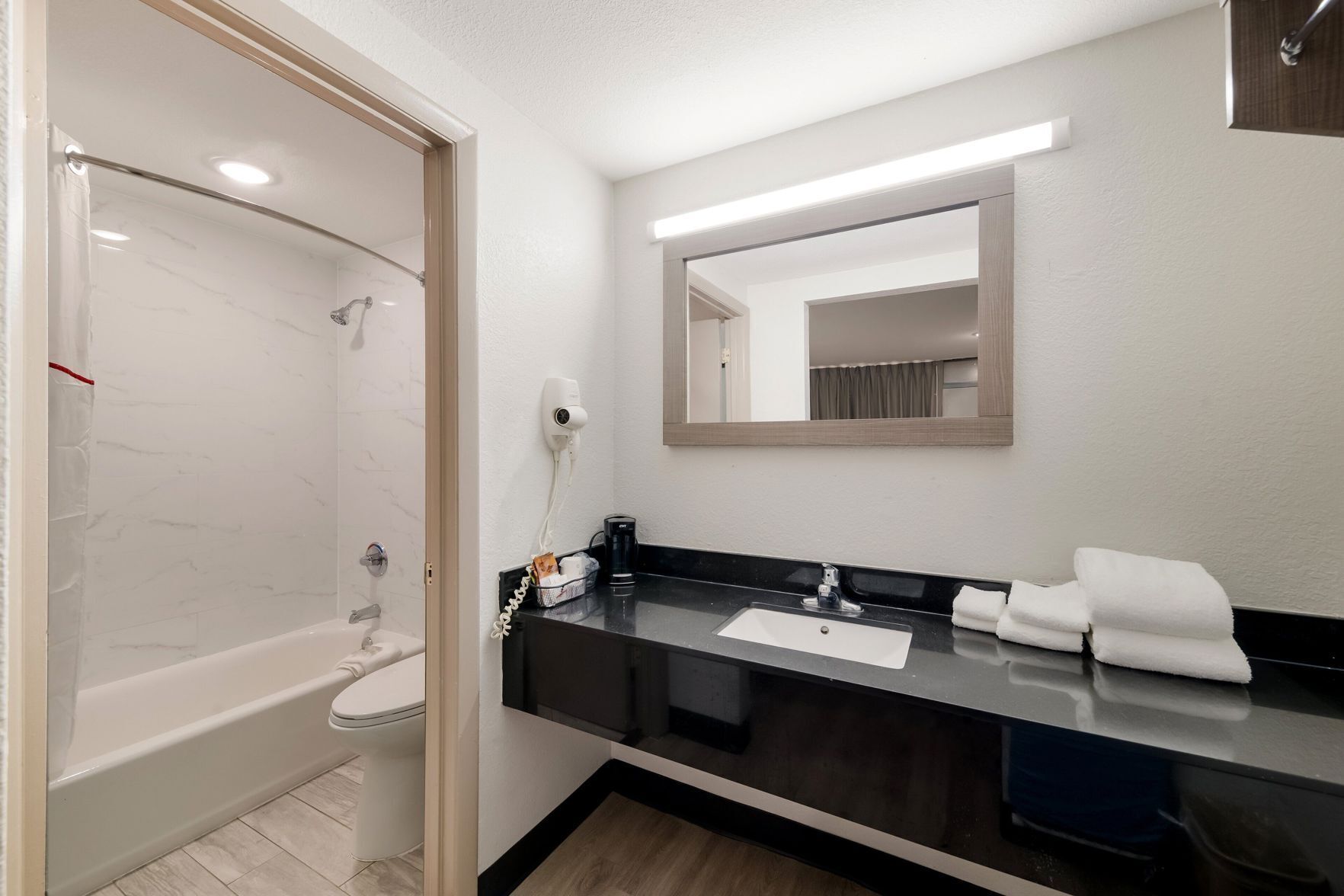 Bathroom | Combined shower/tub, hair dryer, towels