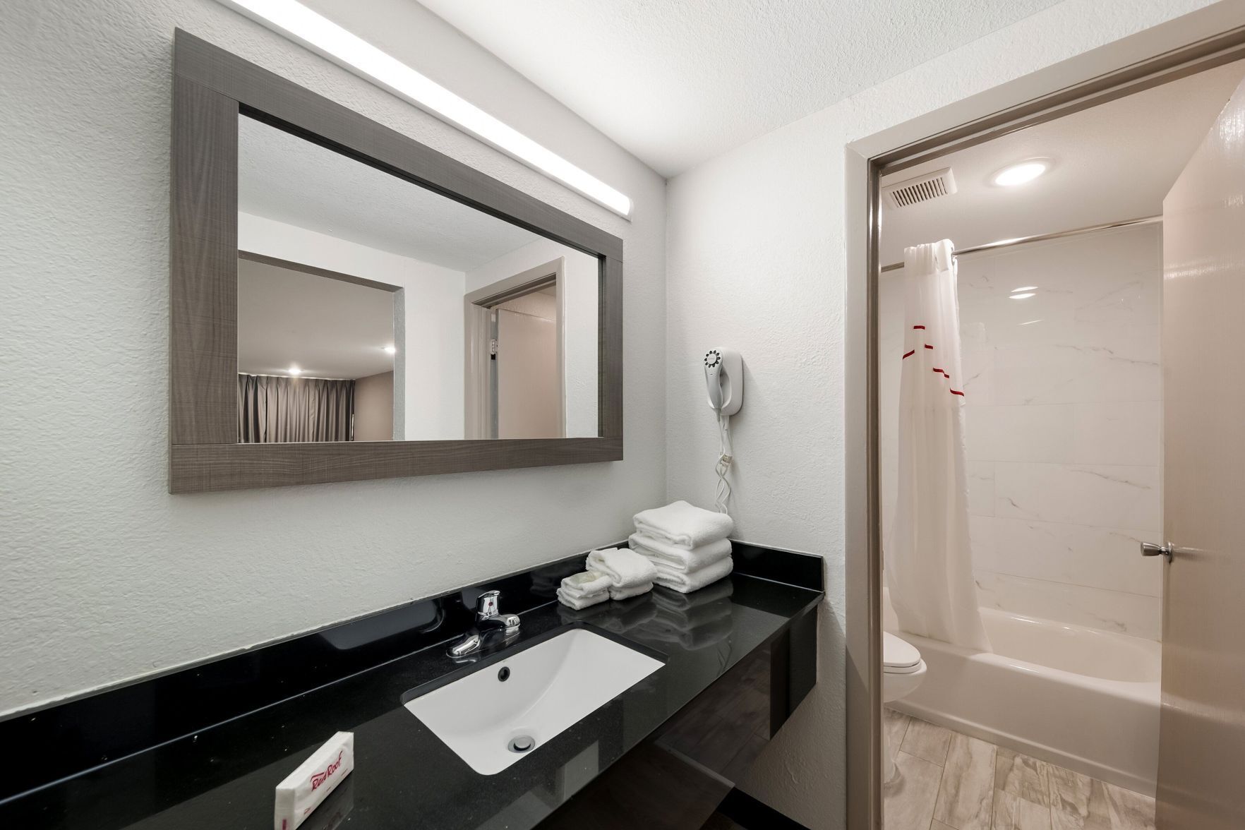 Bathroom | Combined shower/tub, hair dryer, towels