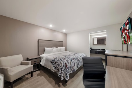 Escritorio, espacio para trabajar con laptop y cortinas blackout . Red Roof Inn & Conference Center McKinney