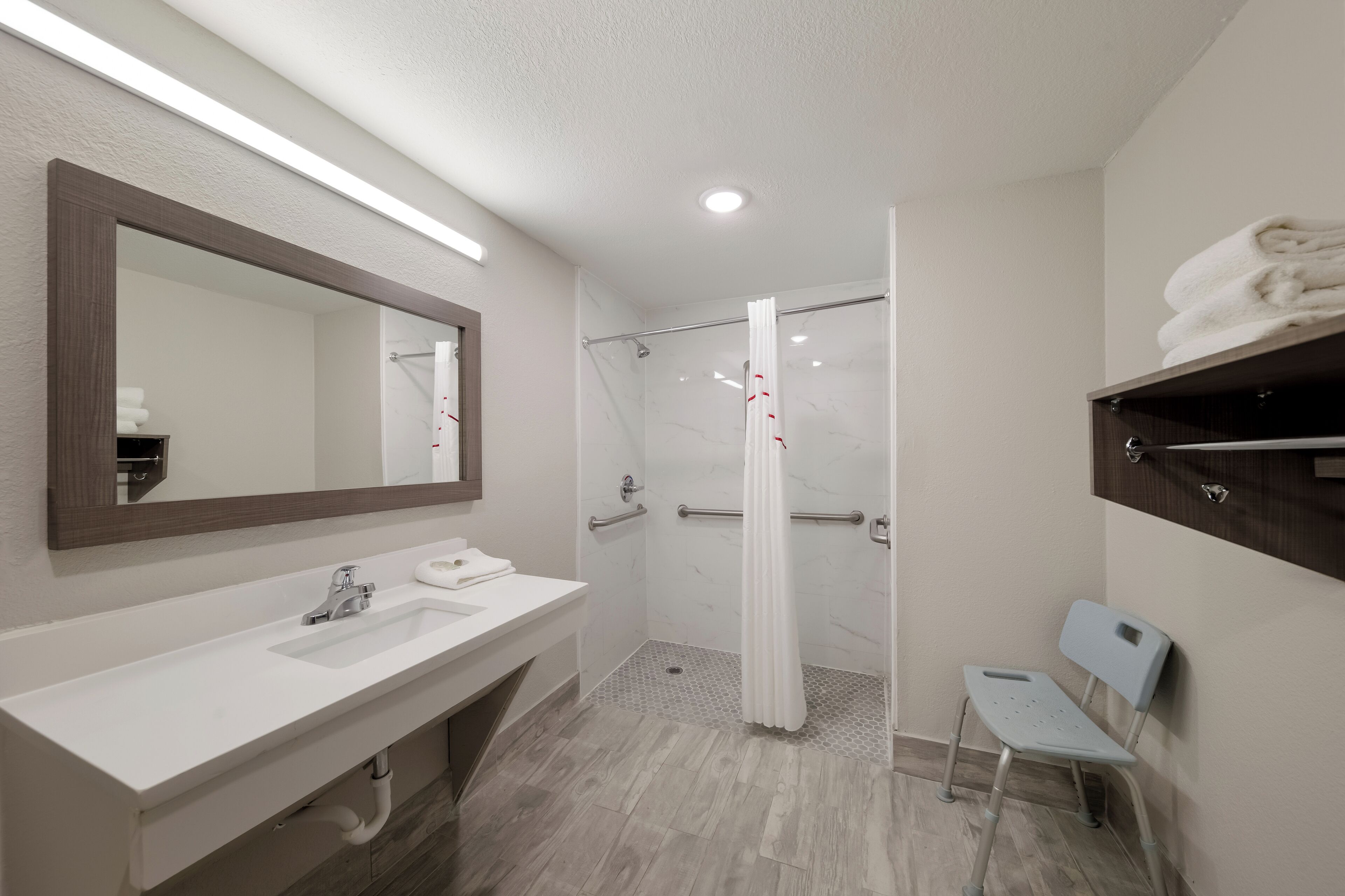 Combined shower/tub, hair dryer, towels