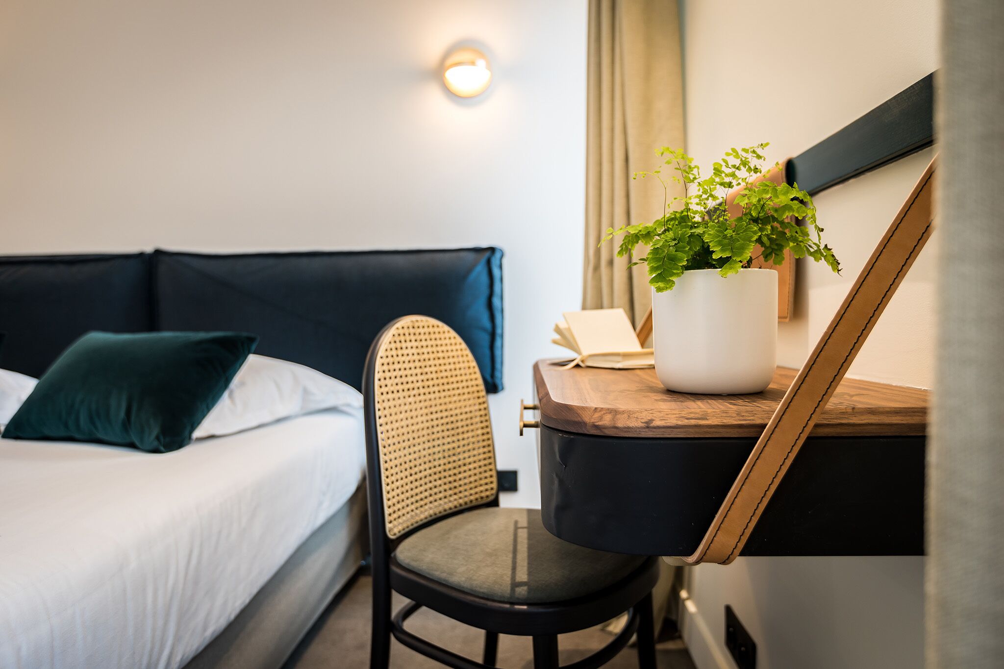 Sengetøy av topp kvalitet, minibar, safe på rommet og skrivebord
