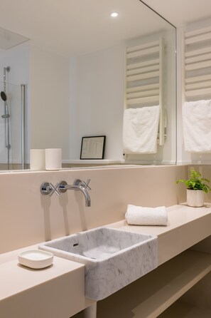 Bathroom sink - Hotel le Friedland (Paris)