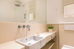 Deluxe Double Room | Bathroom | Bathtub, free toiletries, hair dryer, towels