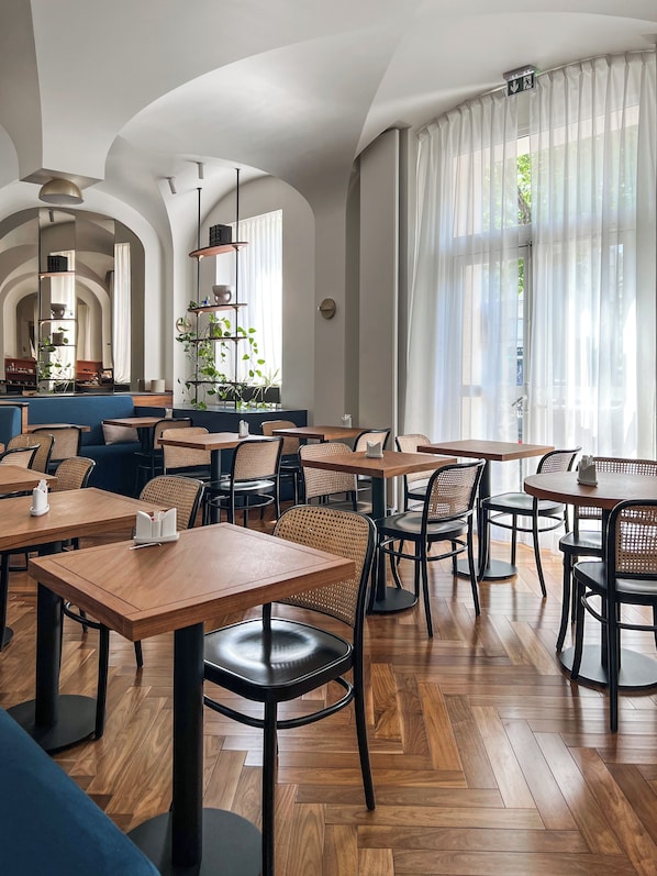 Petit déjeuner buffet (19 EUR par personne)