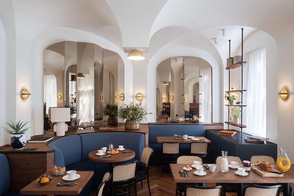 Petit déjeuner buffet (19 EUR par personne)