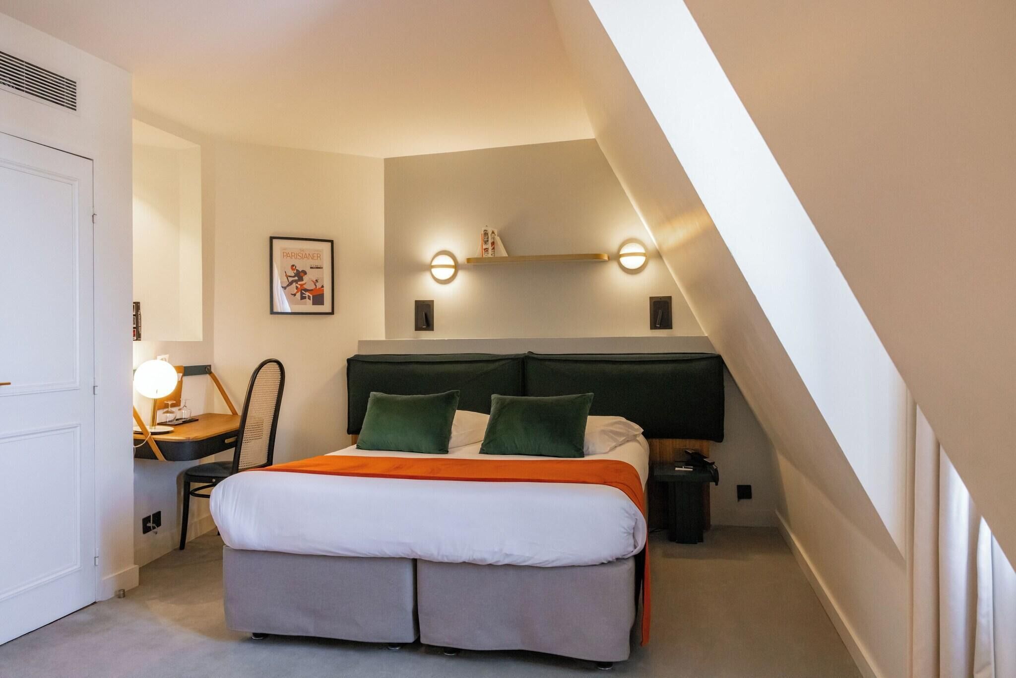 Sengetøy av topp kvalitet, minibar, safe på rommet og skrivebord