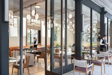 Se sirven desayunos, comidas, cenas y cocina europea moderna