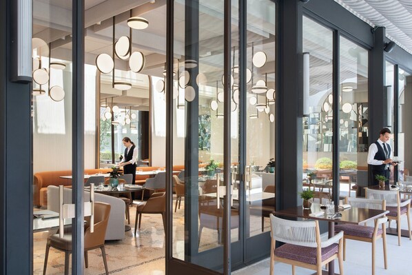 供应早餐、午餐和晚餐，时尚欧洲菜