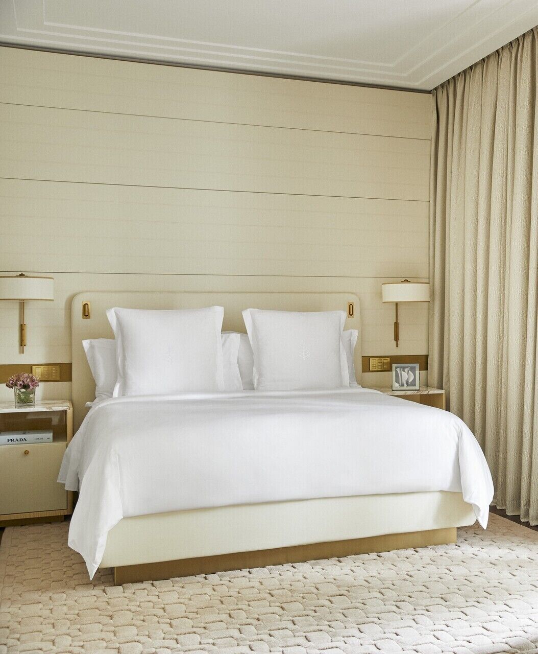 高级房, 1 张特大床 | 意大利 Frette 床单、高档床上用品、迷你吧、客房内保险箱