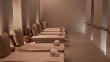 Salas de tratamiento para parejas, sauna y tina de hidromasaje