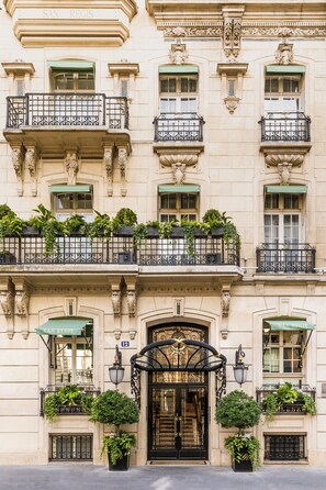 Front of property - Hôtel San Régis (Paris)