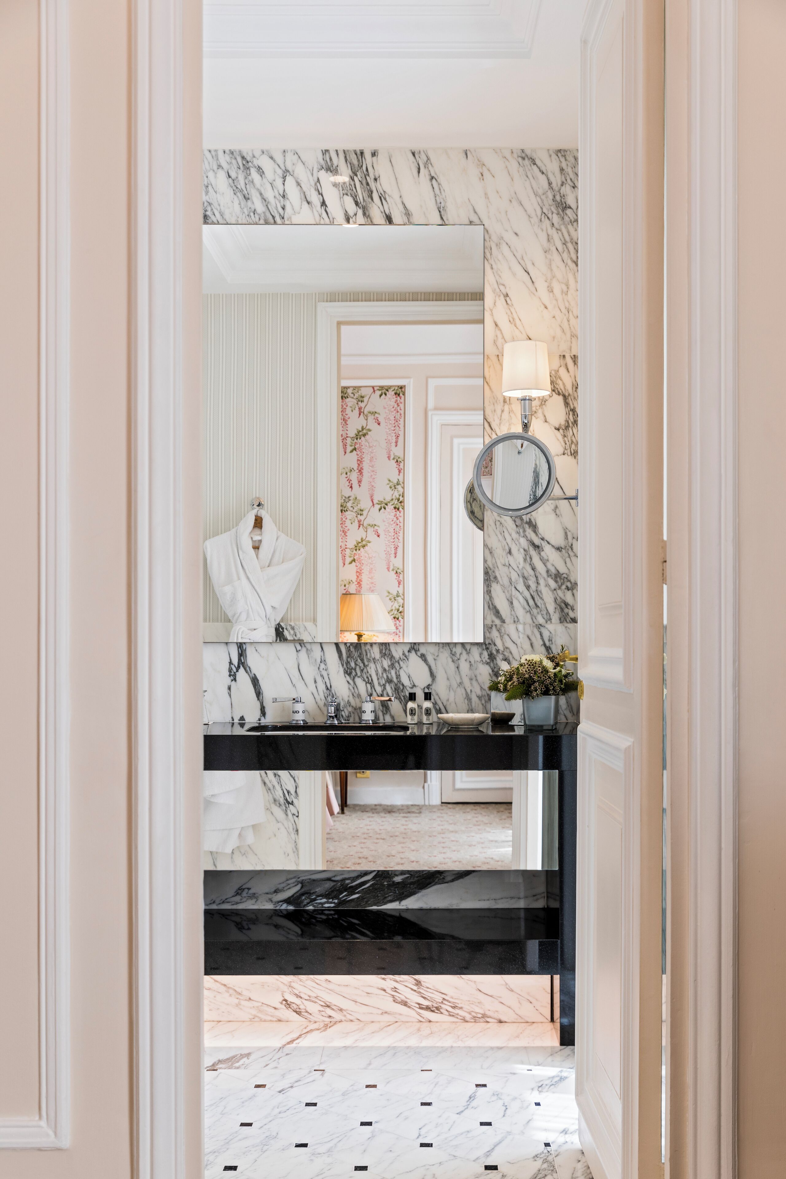 Suite Familiale | Salle de bain | Articles de toilette de luxe, sèche-cheveux, peignoirs, chaussons