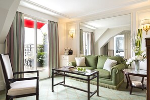 Junior Suite Terrasse | Premium bedding, minibar, in-room safe, individually decorated