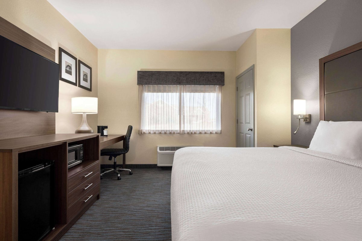 Premium bedding, pillowtop beds, desk, laptop workspace