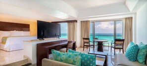 Infinite Ocean Front One Bedroom Master Suite (1 King) | Minibar, una cassaforte in camera, una scrivania, tende oscuranti