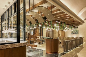 10 restaurants, dinner, brunch served; French cuisine