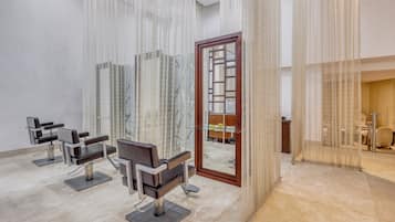 Couples treatment room(s), sauna, hot tub, steam room