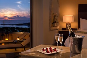 Infinite Ocean Front Honeymoon Master Suite (1 King) | Premium bedding, down comforters, pillowtop beds, free minibar