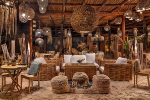 10 か所のレストラン、ディナー、ブランチに営業 (フランス料理)