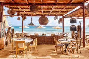 10 restaurants; dinner and brunch served